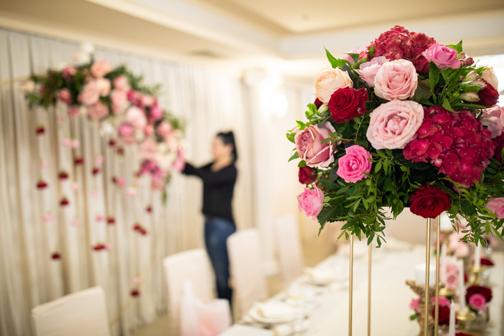 dekoracje kwiatowe na sali weselnej